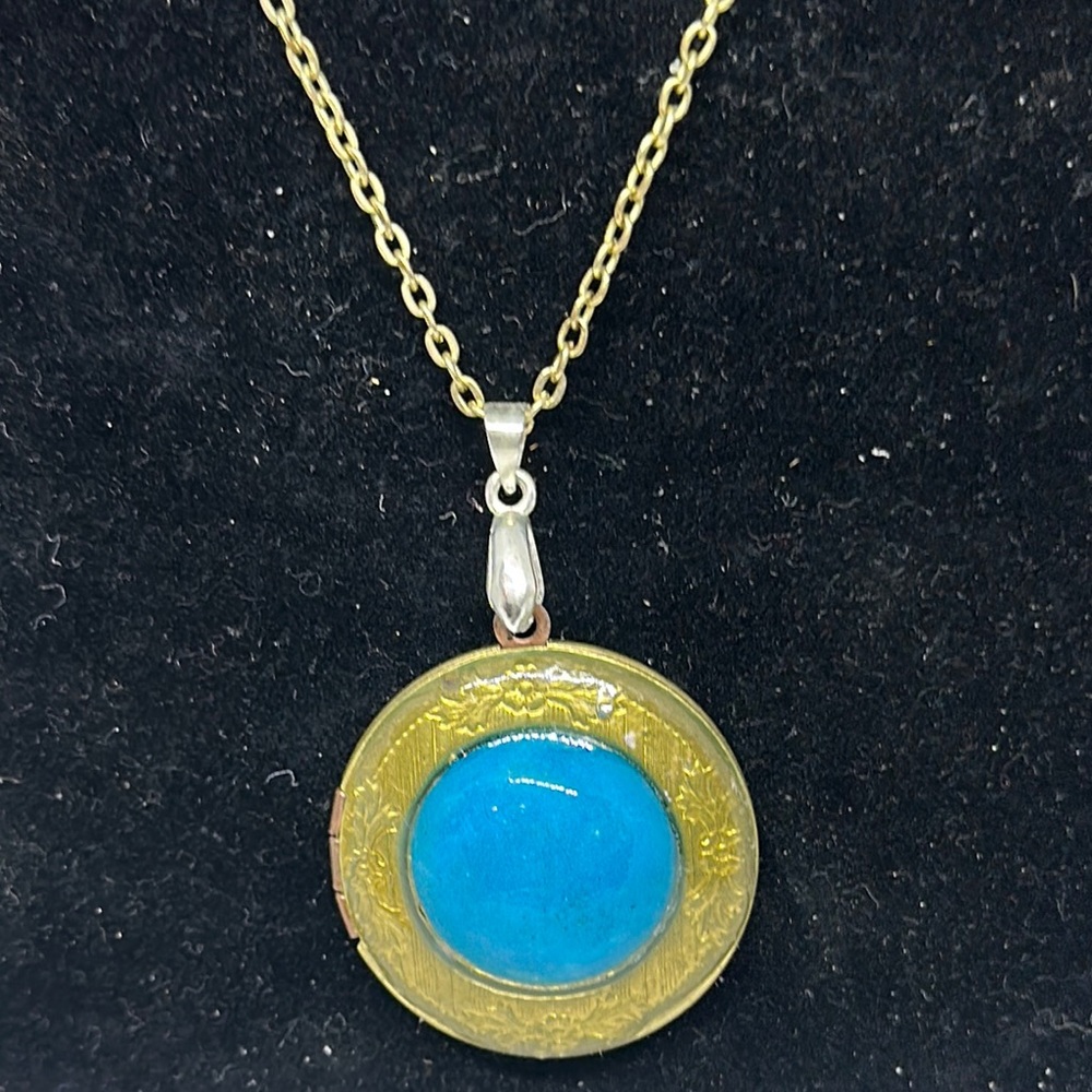Elegant Round Locket W/Turquoise Gemstone